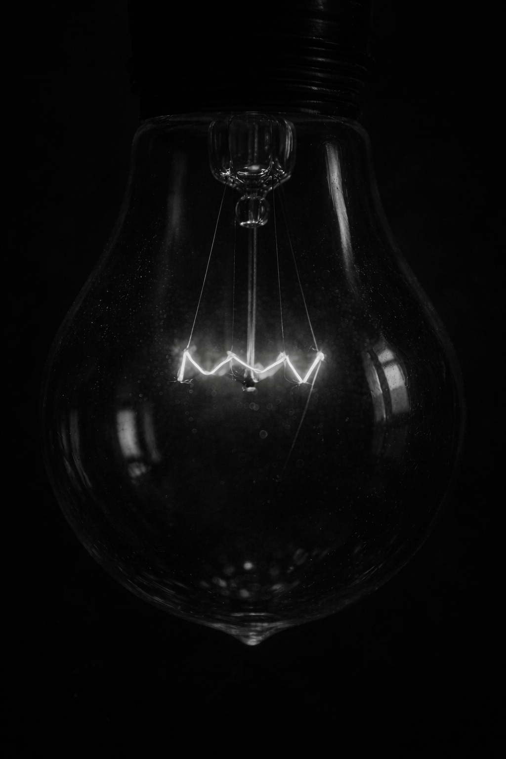 节能模式展示图：在低电压的嗡鸣中，舒适停摆。。关闭所有高耗能的情绪进程。